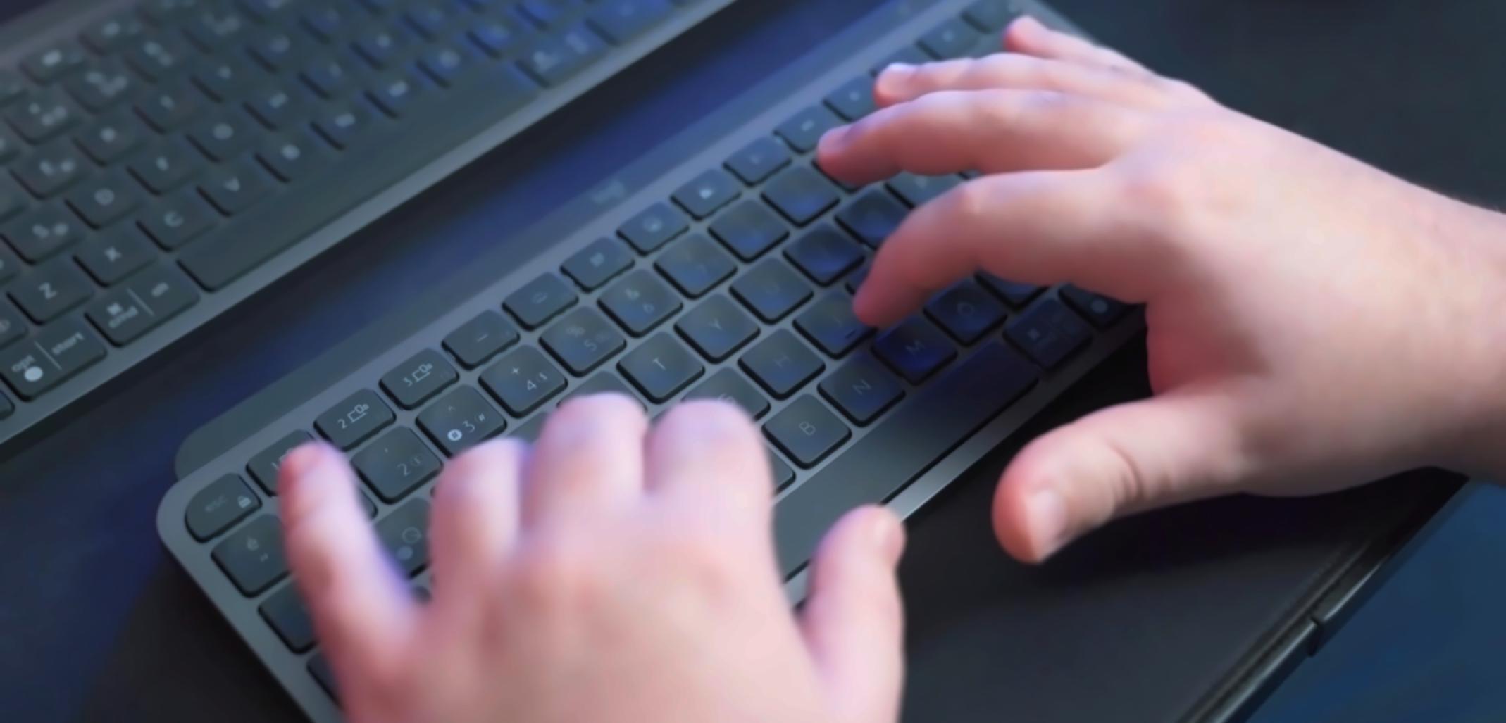 Personne réfléchissant devant des graphiques financiers