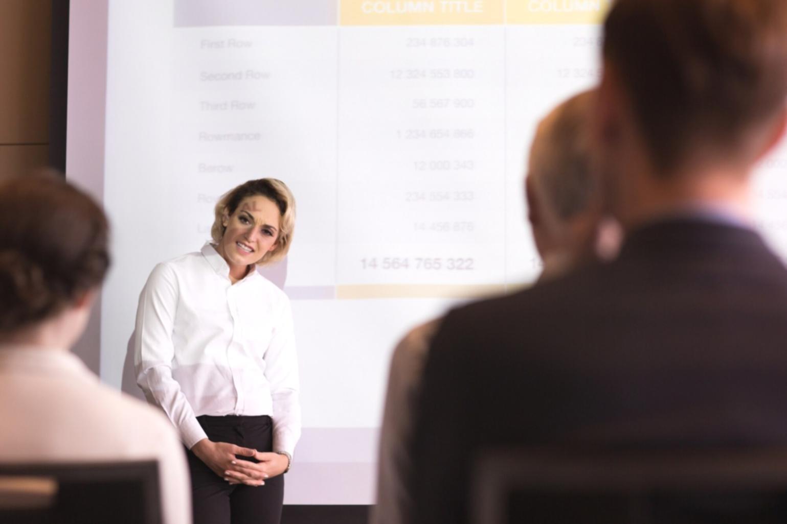Salle de formation avec participants attentifs